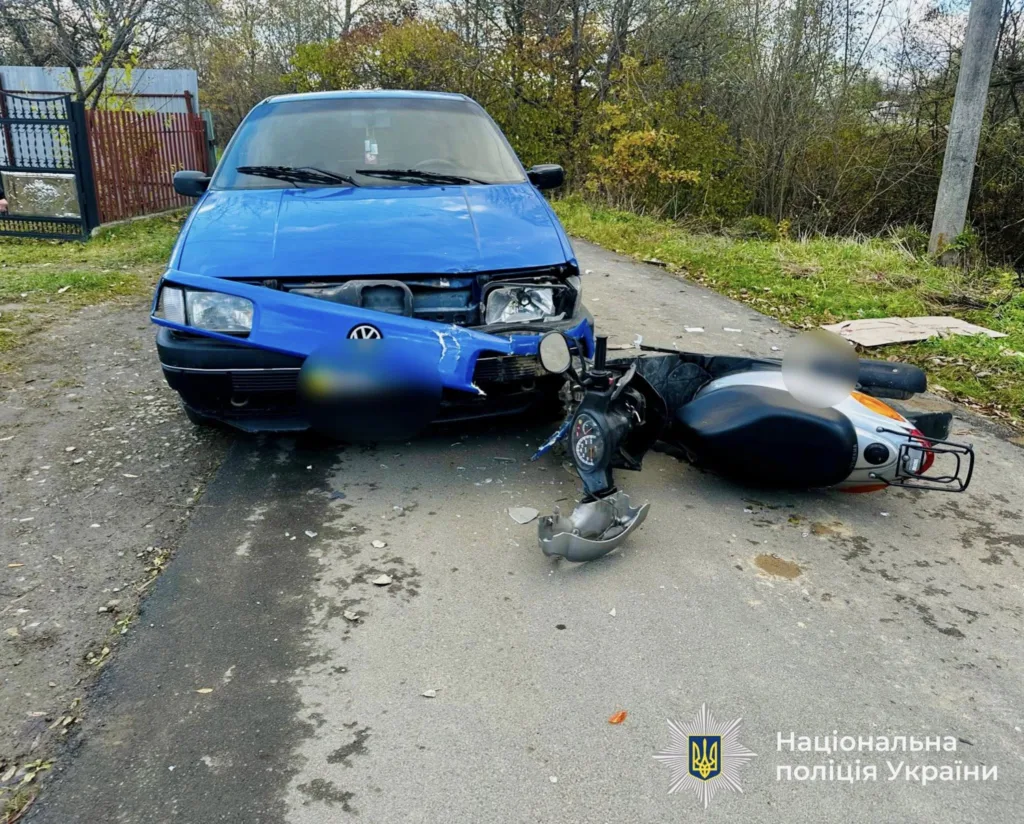 Дорожня аварія автомобіля та мопеда в Україні