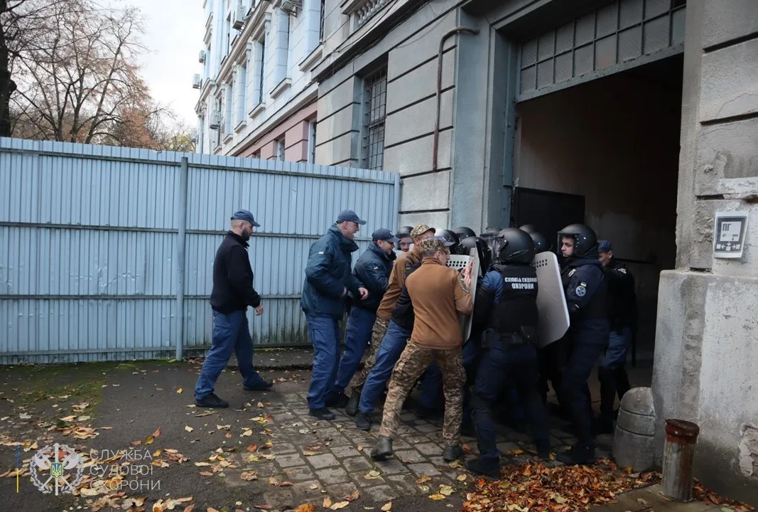 Охоронці тренуються біля будівлі суду