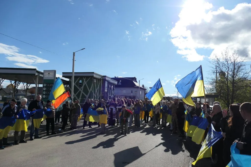 Люди з українськими прапорами на вулиці