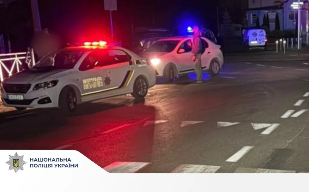 Поліція України зупинила авто на дорозі вночі