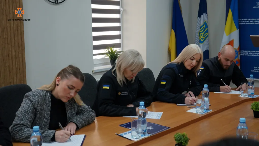 Працівники ДСНС України підписують офіційні документи