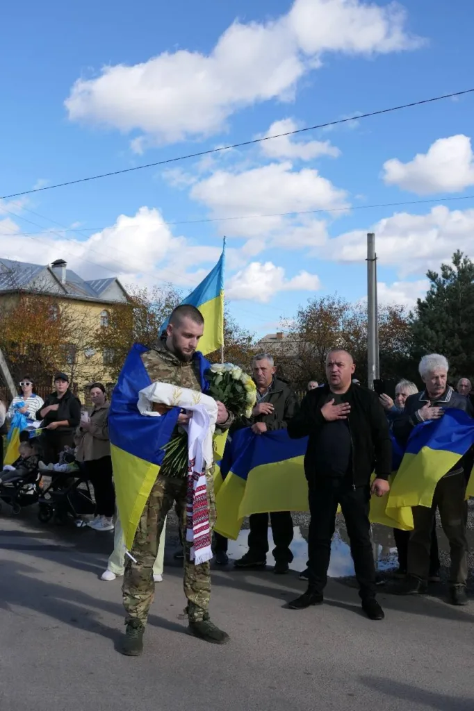 Вшанування героїв з українськими прапорами