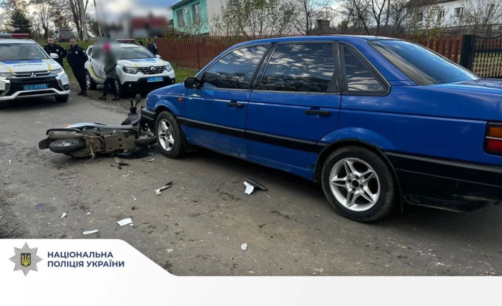 ДТП: мотоцикл зіткнувся з синім автомобілем