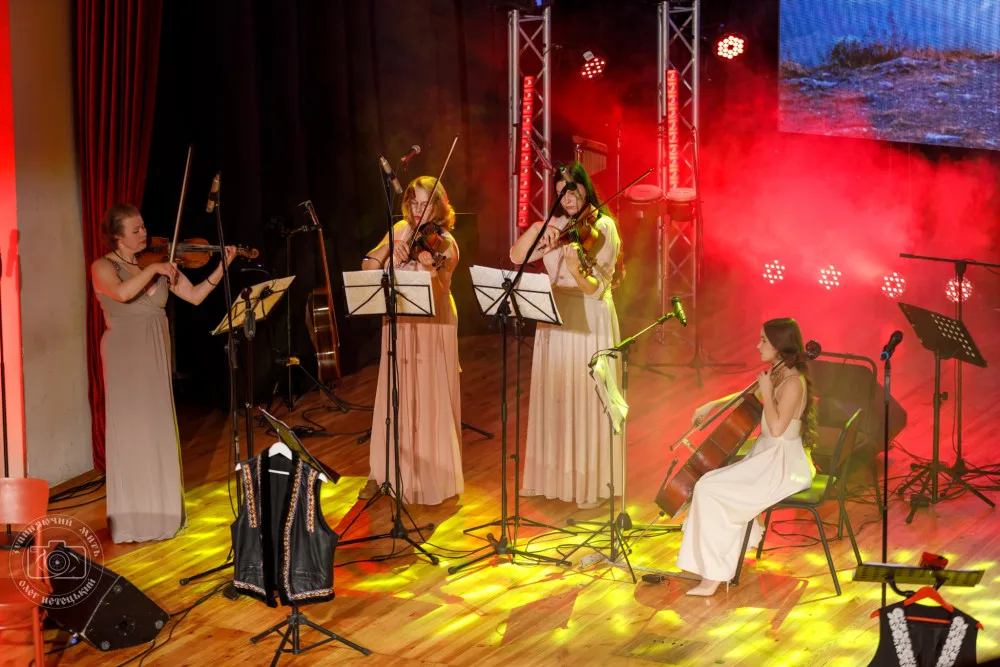 Жіночий струнний квартет виступає на сцені