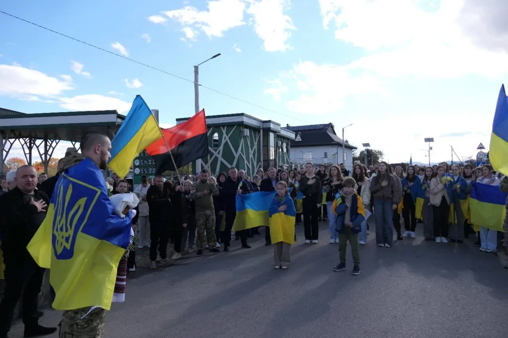 Люди з українськими прапорами на вулиці