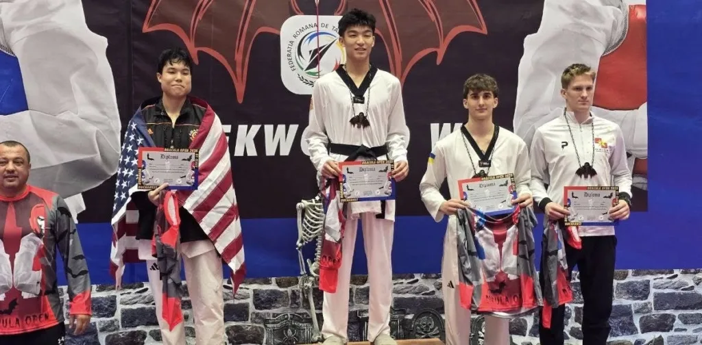 Переможці турніру з тхеквондо отримують дипломи