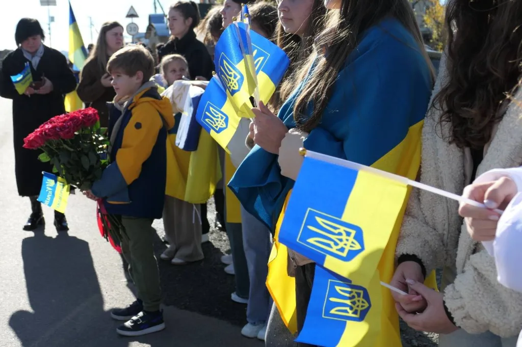 Люди з українськими прапорами на вулиці