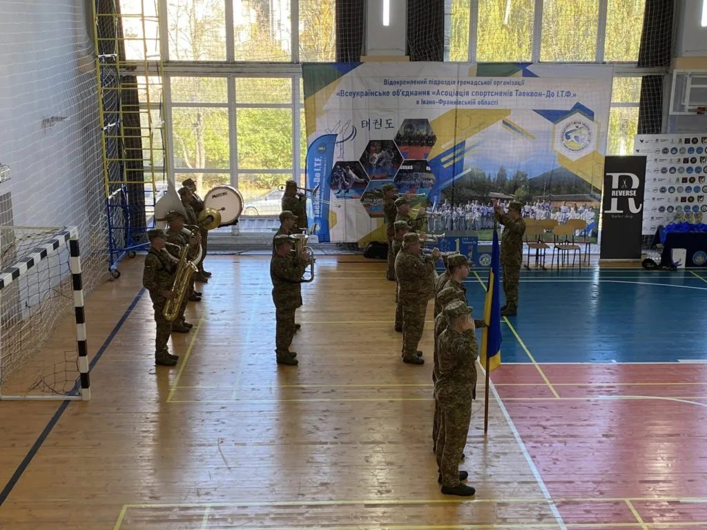 Військовий оркестр виступає у спортивному залі