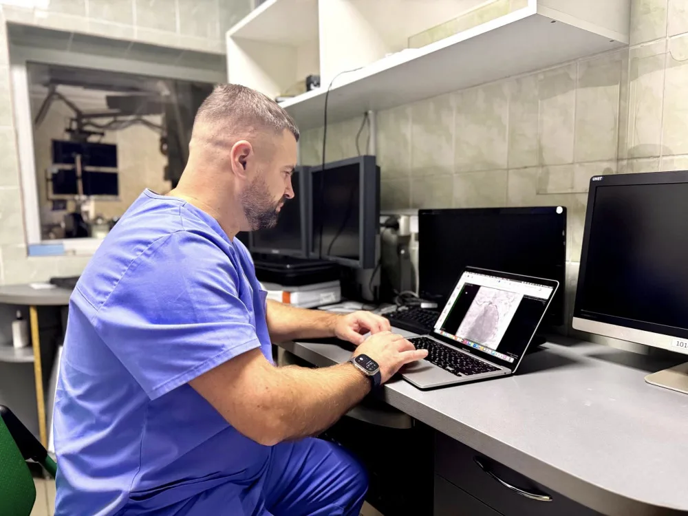 Лікар аналізує медичні знімки на ноутбуці