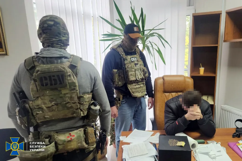 Операція СБУ у офісі, затримання підозрюваного