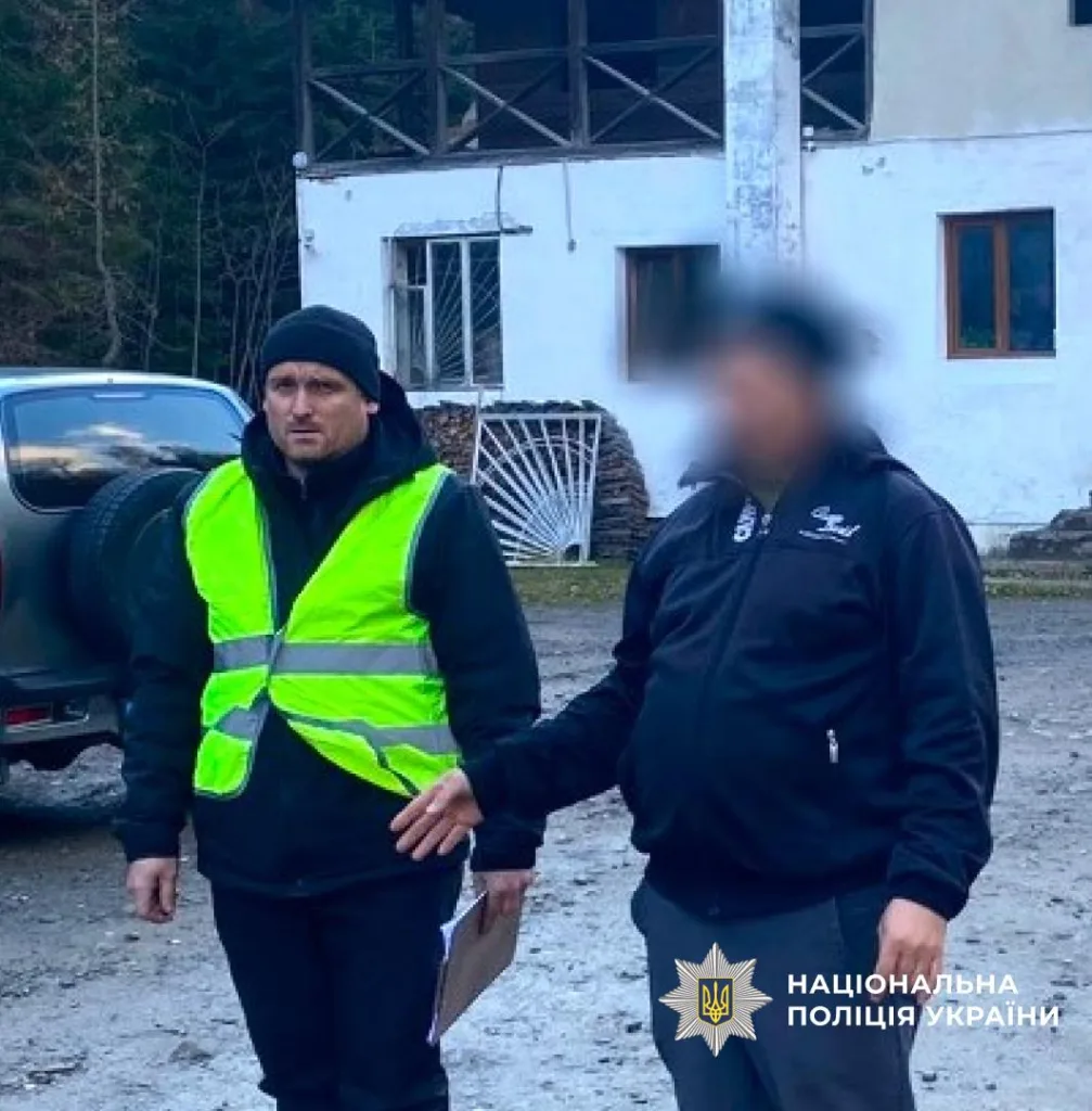 Поліцейський у жилеті проводить перевірку на вулиці