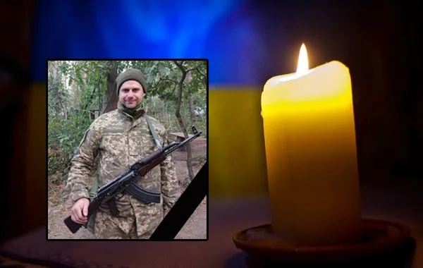 Український військовий та запалена свічка пам’яті