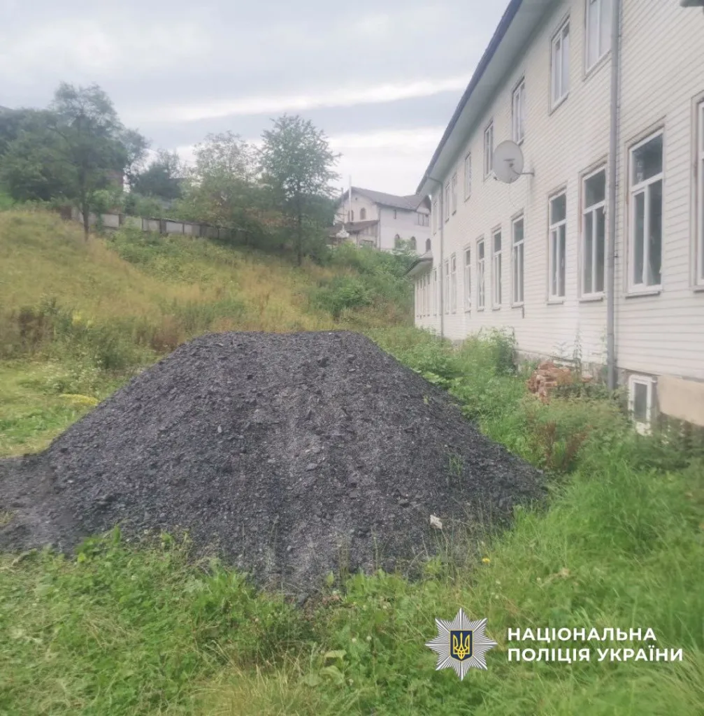 Купа вугілля біля будівлі на подвір'ї