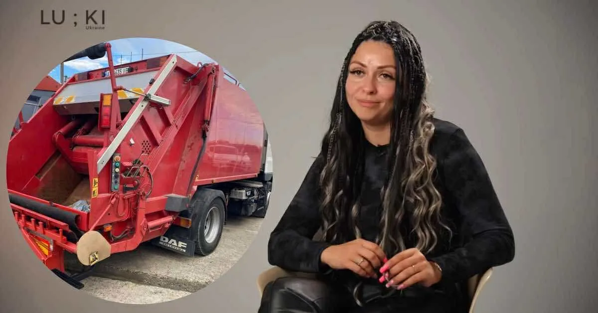 Жінка сидить поруч із червоною сміттєвозкою