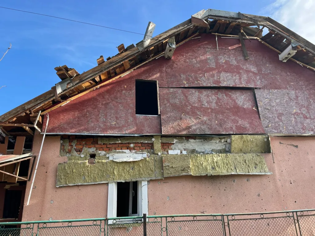 Пошкоджений будинок з поламаним дахом і стінами