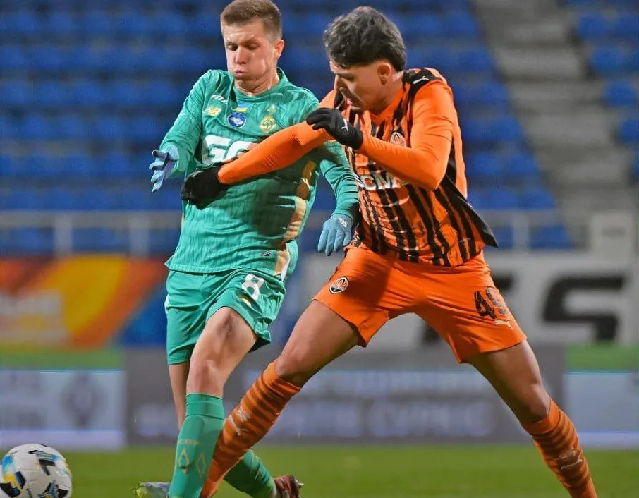 Футболісти змагаються за м’яч під час матчу