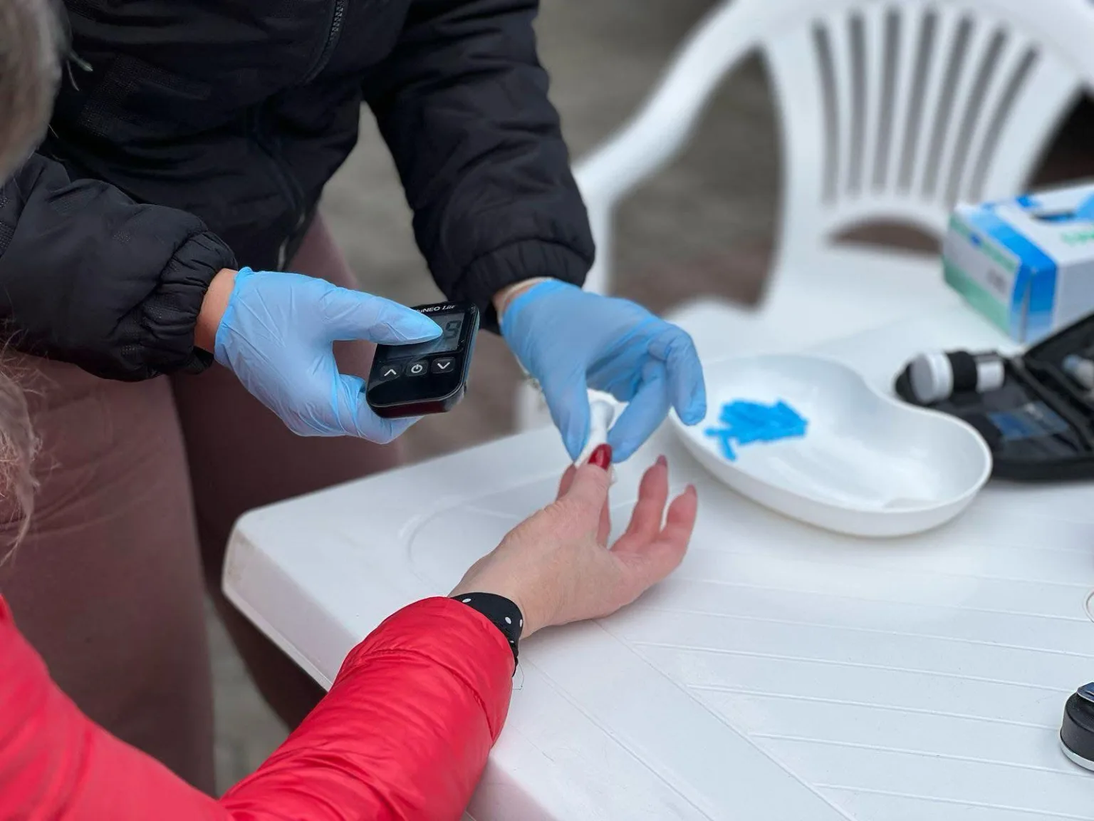 Медичний працівник вимірює рівень цукру в крові