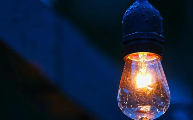 Запалена лампочка на тлі синього неба