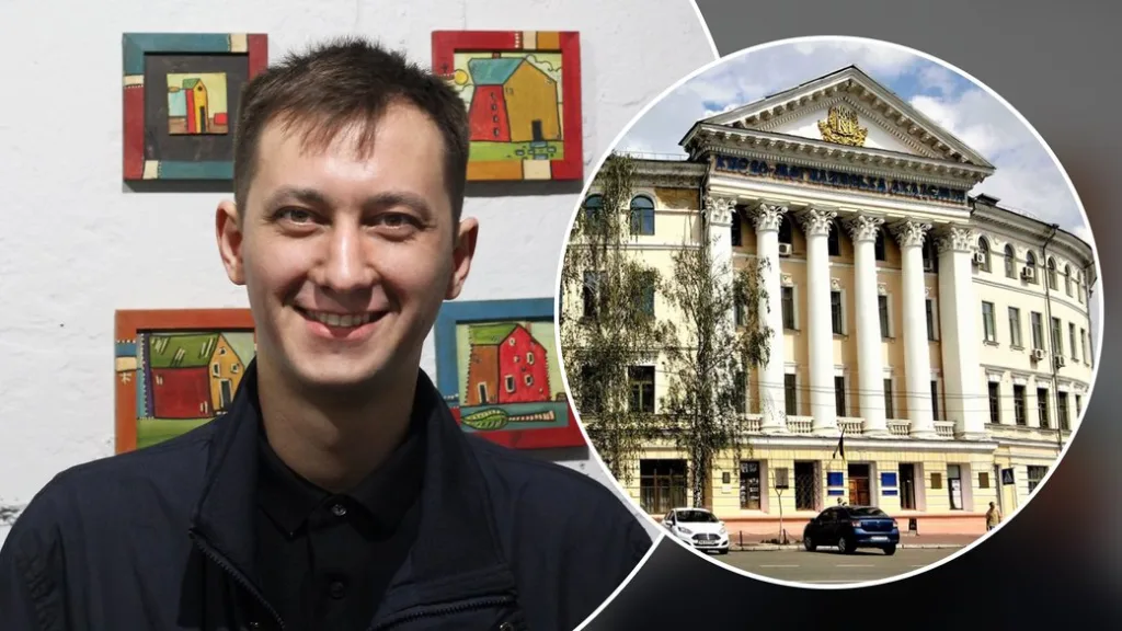 Чоловік усміхається поруч із будівлею університету