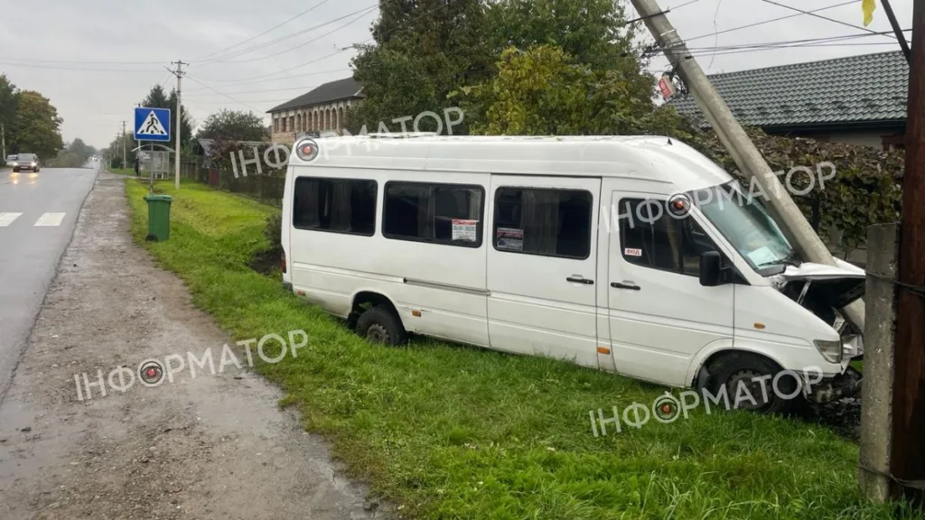 Білий мікроавтобус врізався в електричну опору