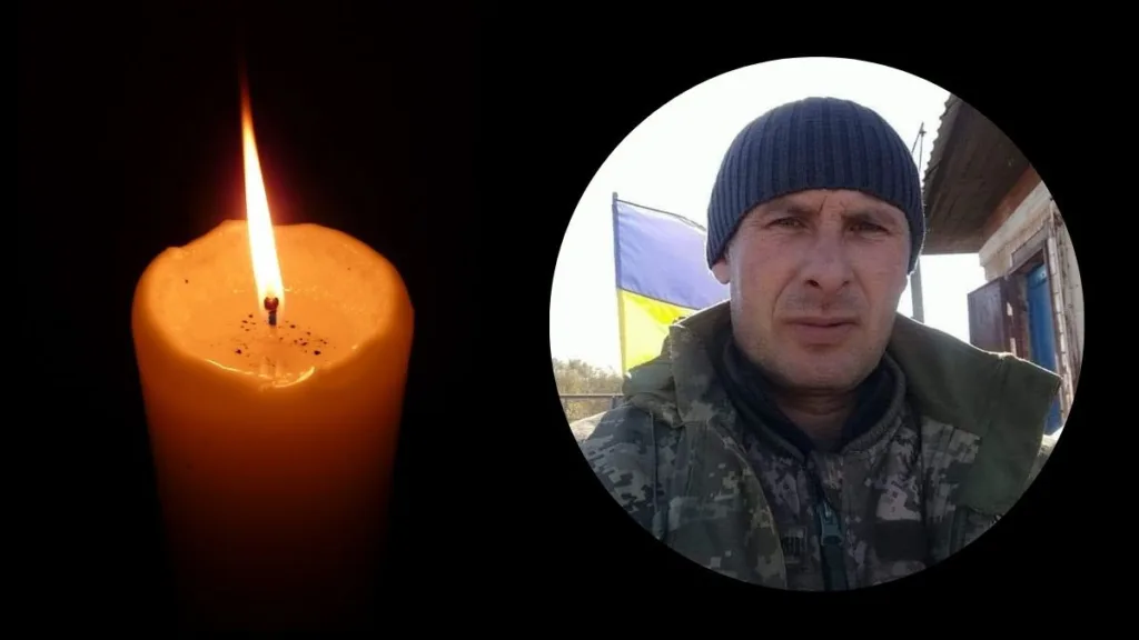 Свічка пам’яті та український військовий з прапором