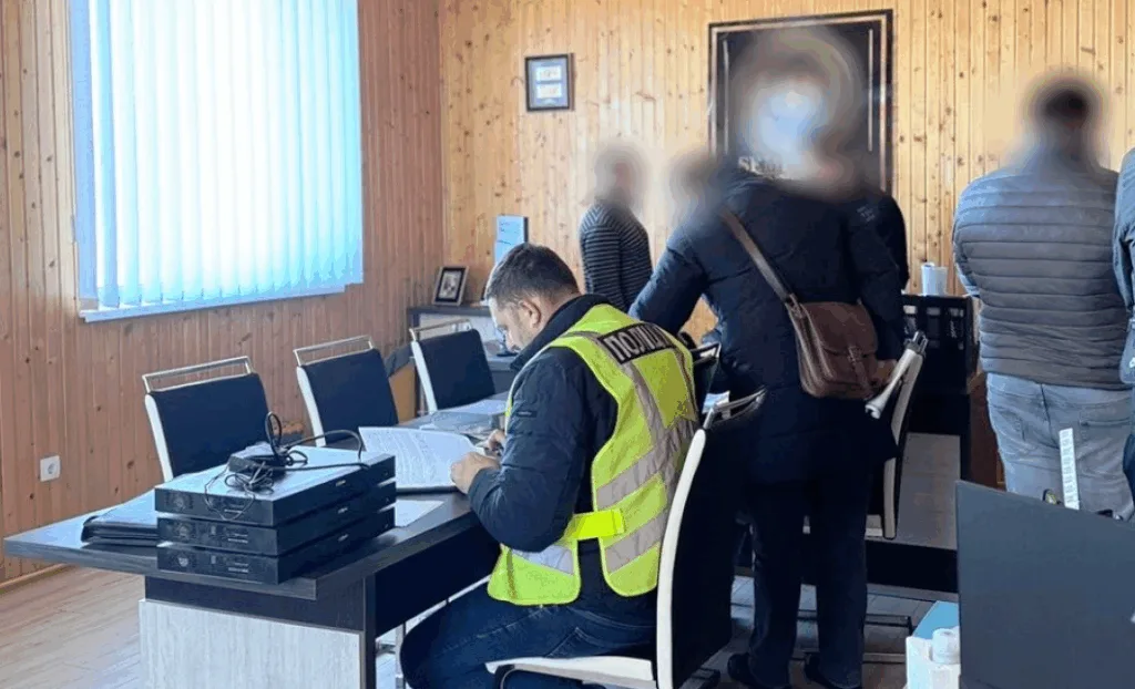 Поліцейський працює з документами в офісі