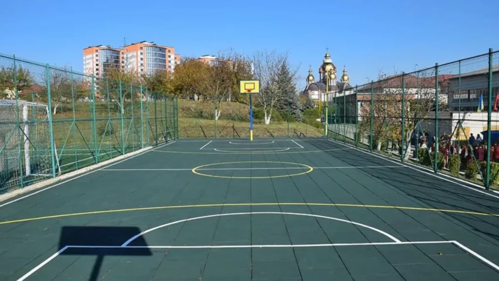 Вуличний баскетбольний майданчик біля житлових будинків