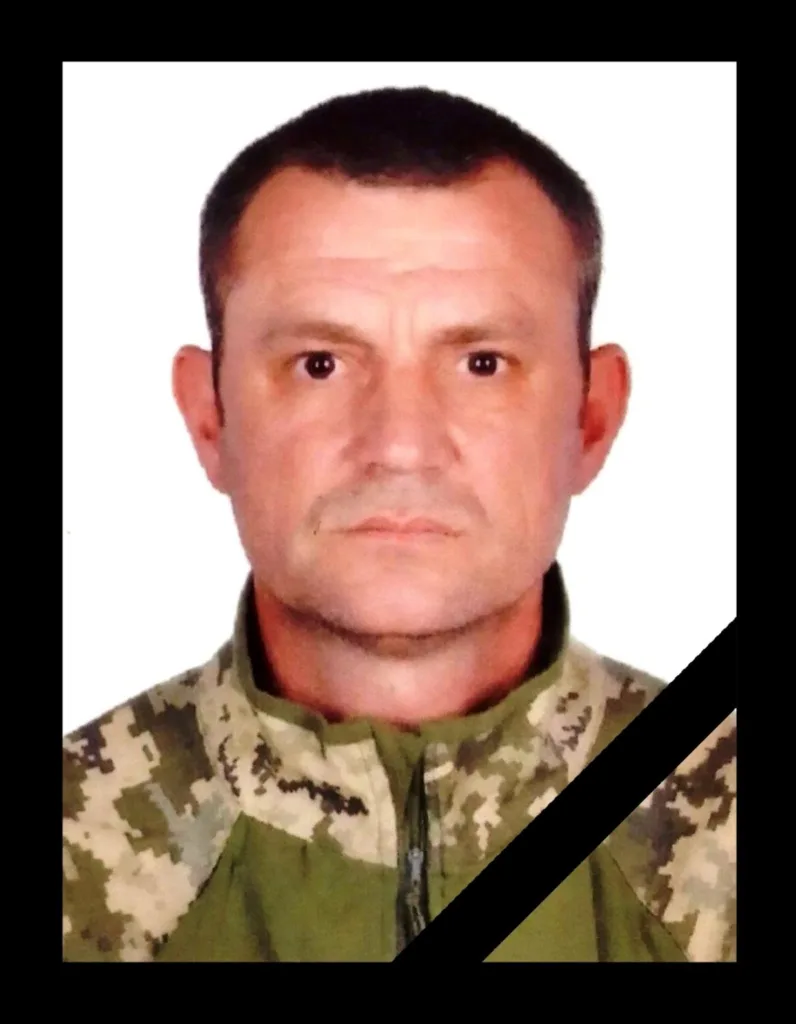 Український військовий у камуфляжній формі