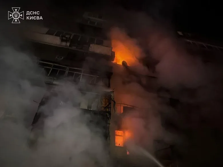 Пожежа у багатоповерхівці вночі, густий дим