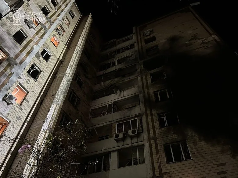 Пошкоджений будинок після пожежі вночі