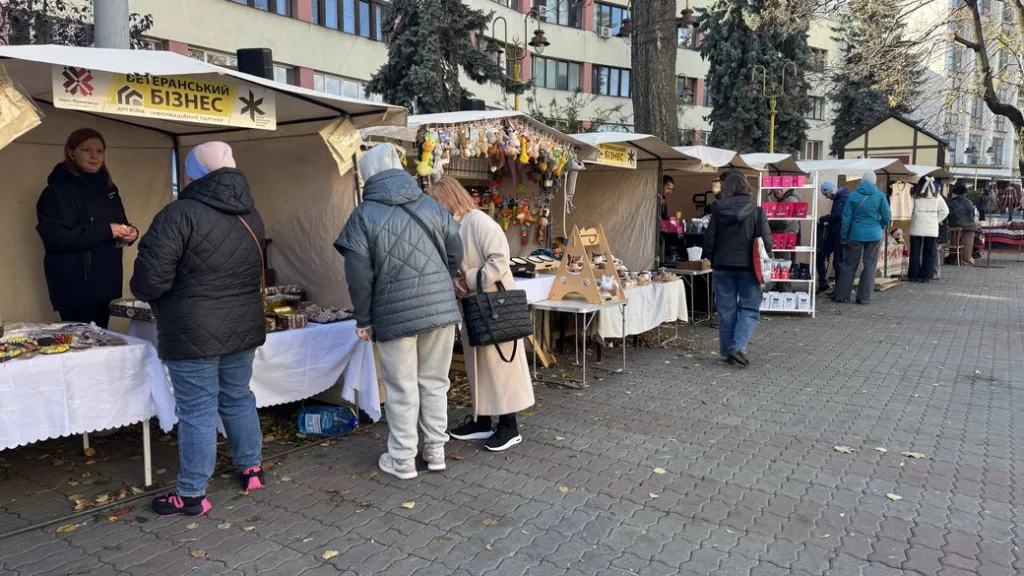 Вуличний ярмарок з наметами та покупцями