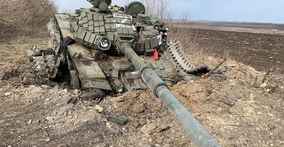 Знищений танк у полі навесні