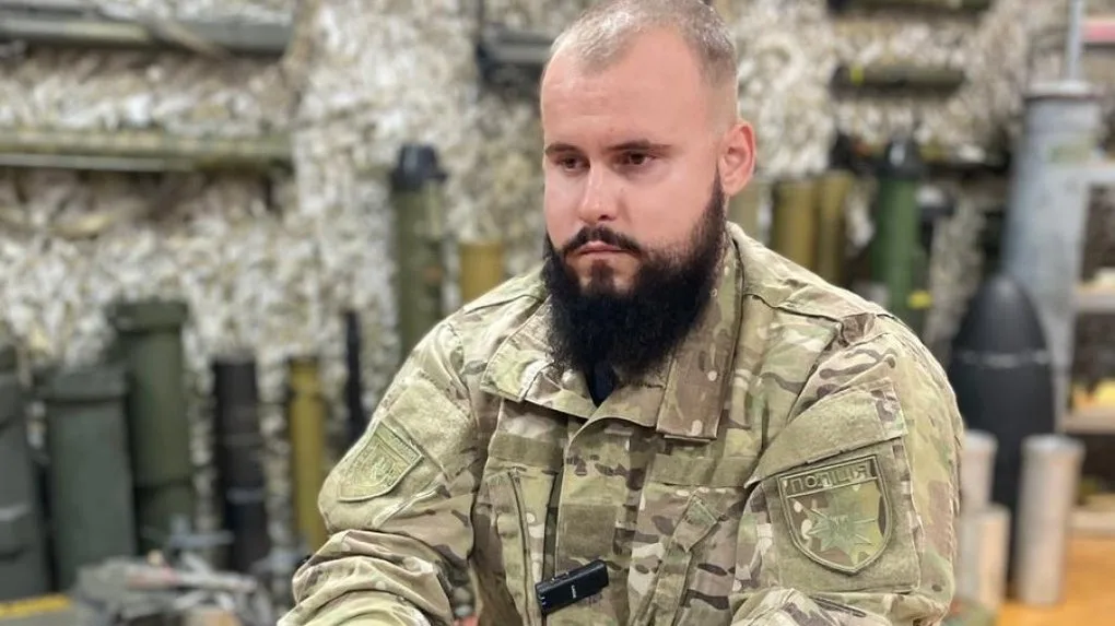 Український військовий у камуфляжі в укритті