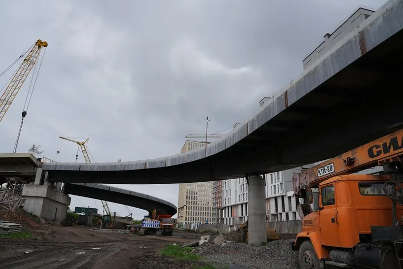 Будівництво естакади з вантажівками та кранами