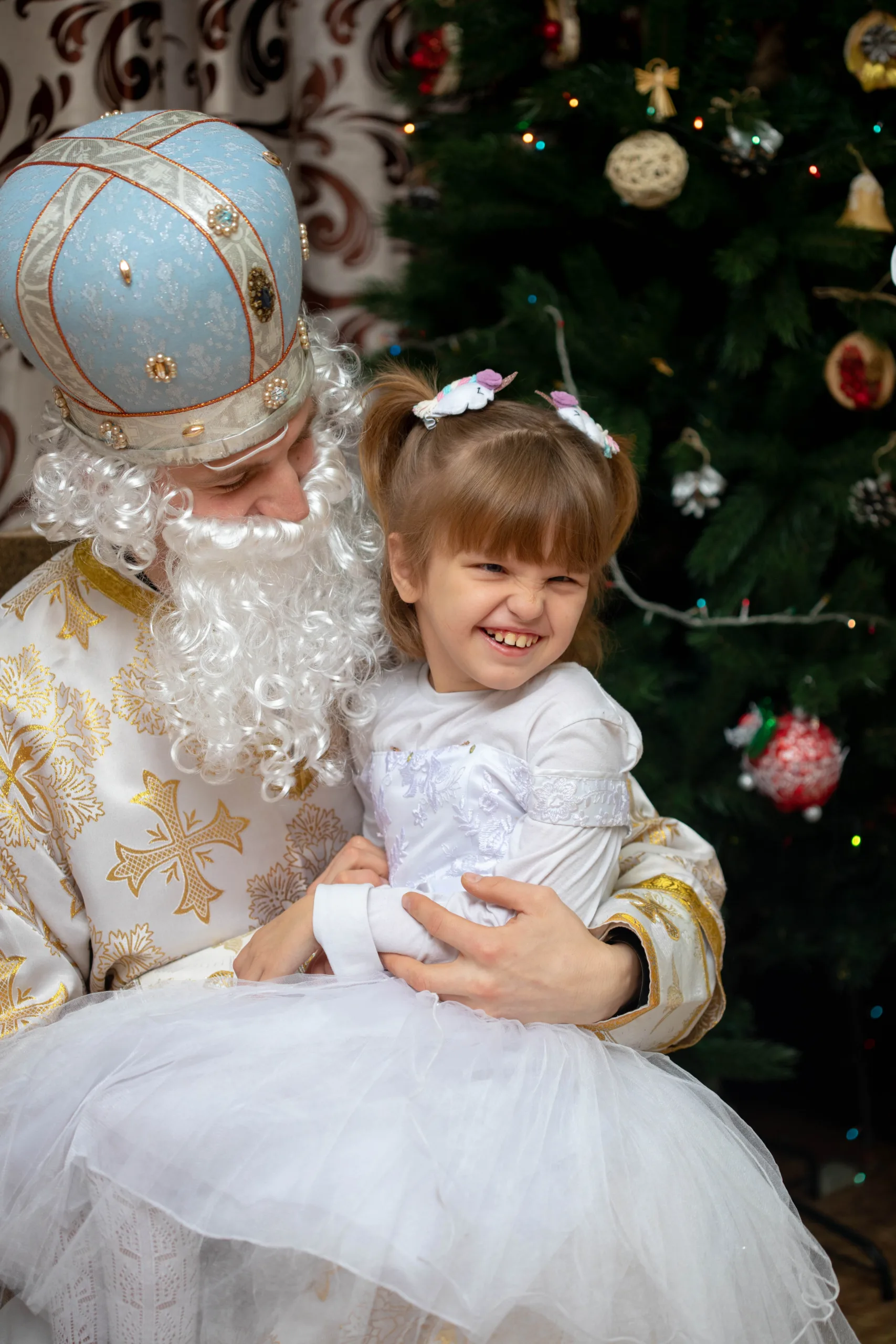 Дівчинка святкує Різдво з святим Миколаєм
