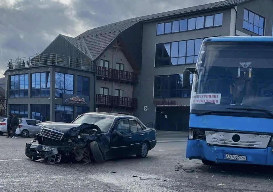 ДТП легковика та автобуса біля будівлі