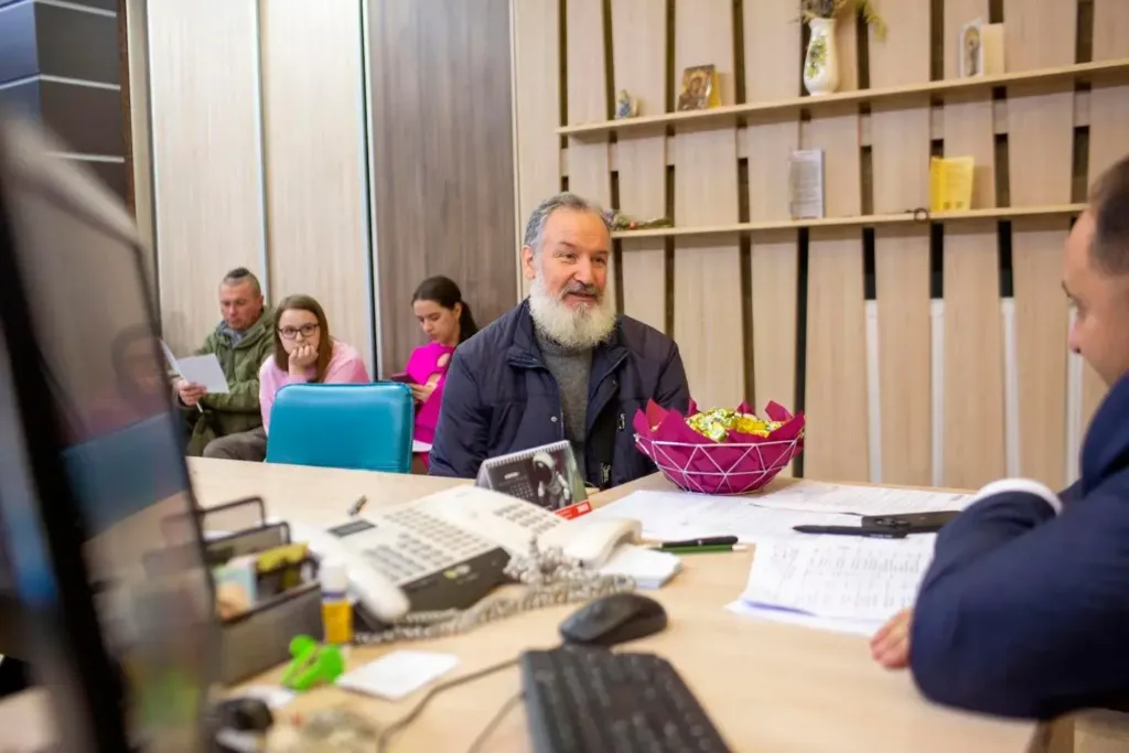 Чоловік спілкується з працівником у офісі