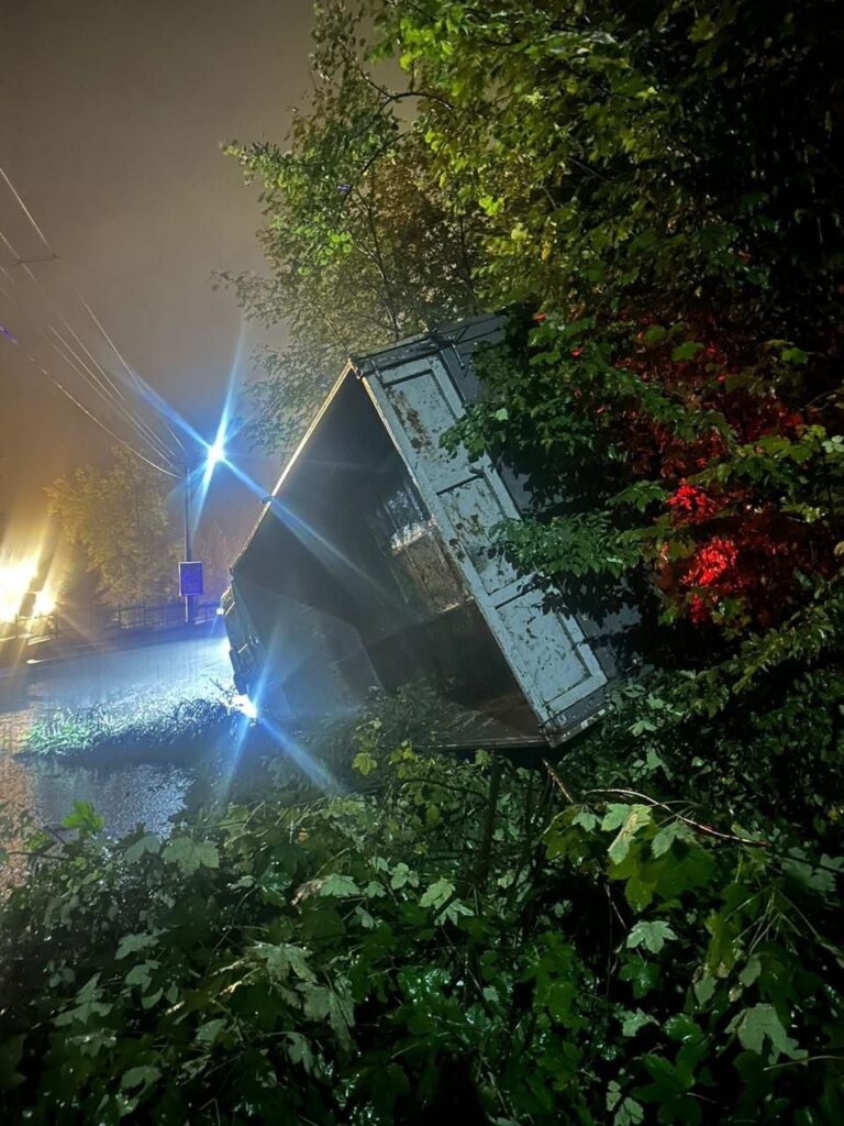 Вантажівка з'їхала з дороги в кюветі