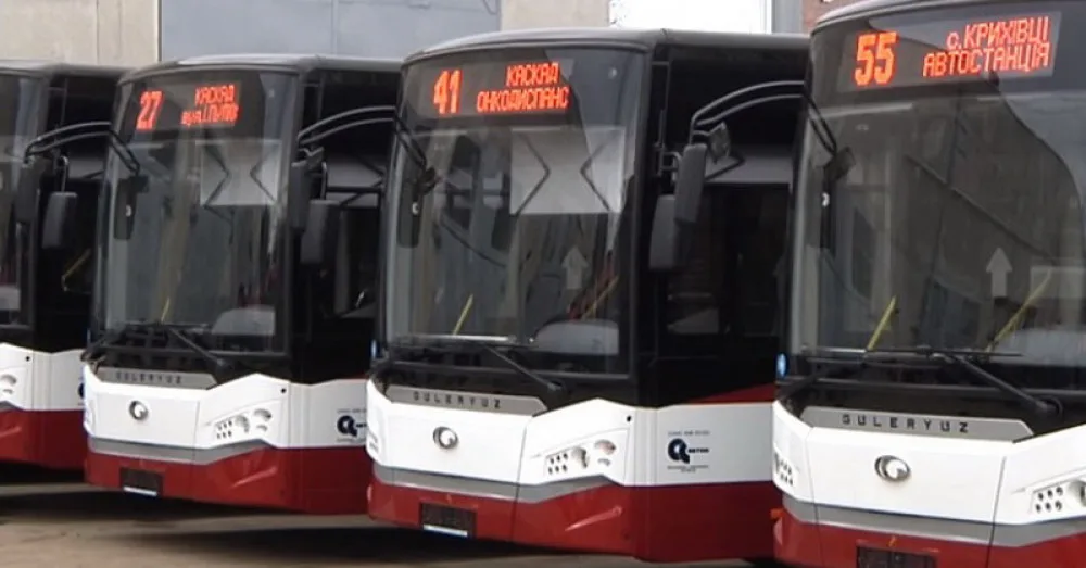 Нові міські автобуси на стоянці