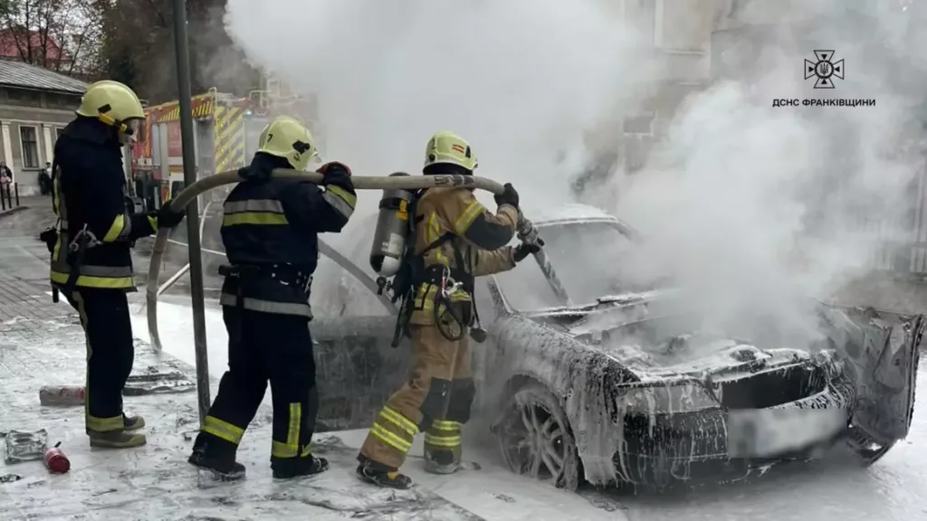 Пожежники гасять палаючий автомобіль на вулиці