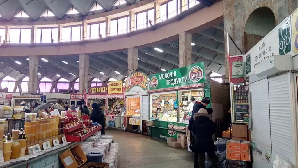 Критий ринок із прилавками продуктів у місті