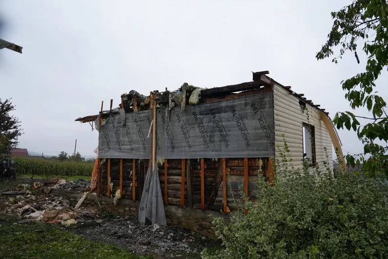 Пошкоджений будинок після пожежі