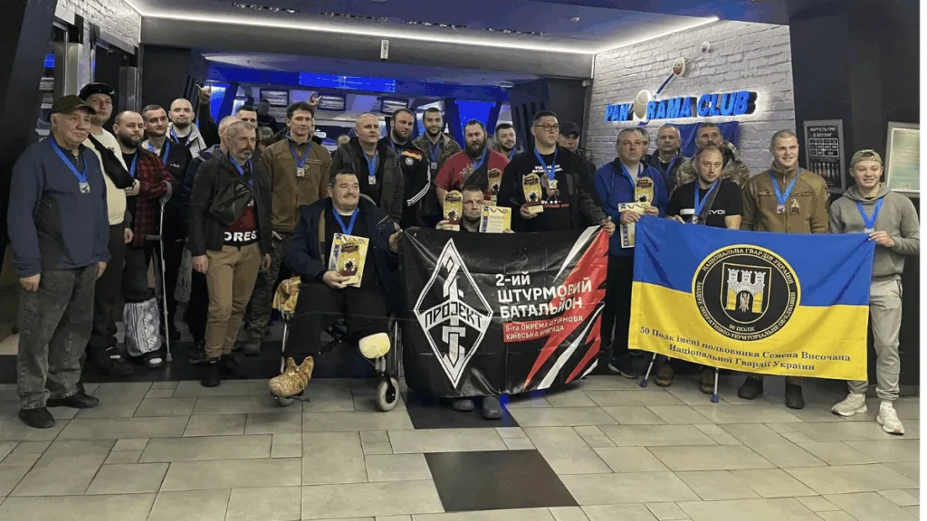 Група ветеранів з прапорами батальйону та нагородами