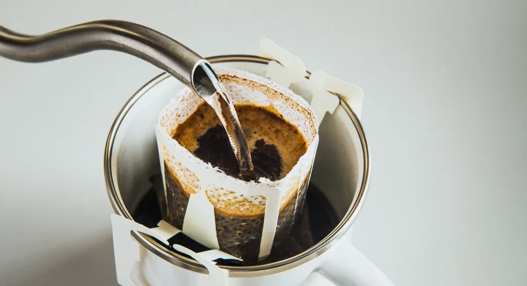 Приготування кави через фільтр над чашкою