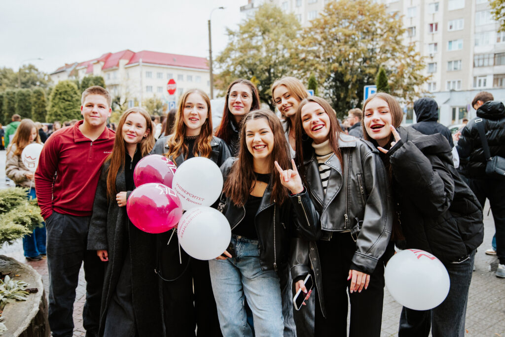 Група молодих людей на вулиці з повітряними кулями.