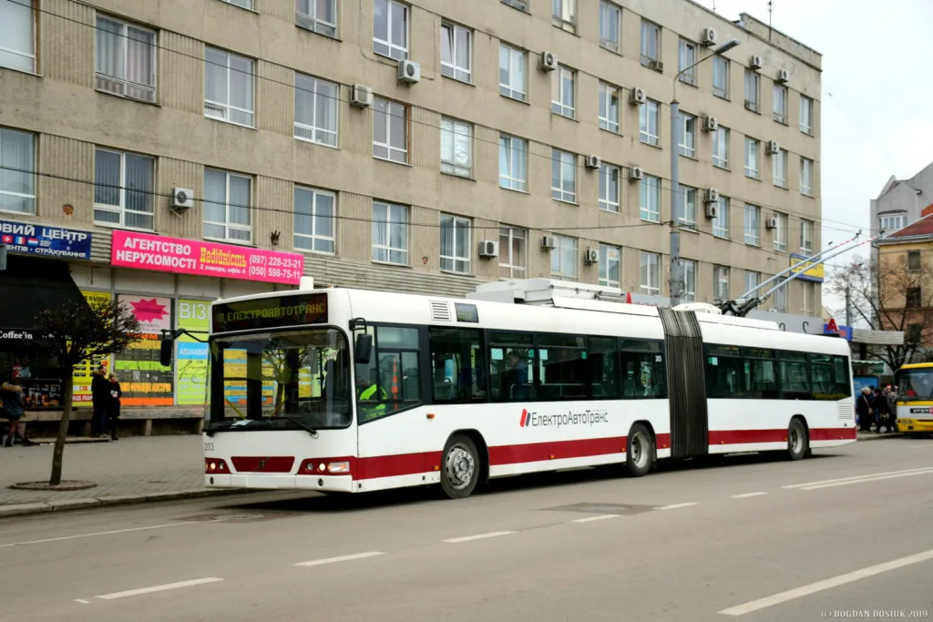 Сучасний тролейбус на міській вулиці України
