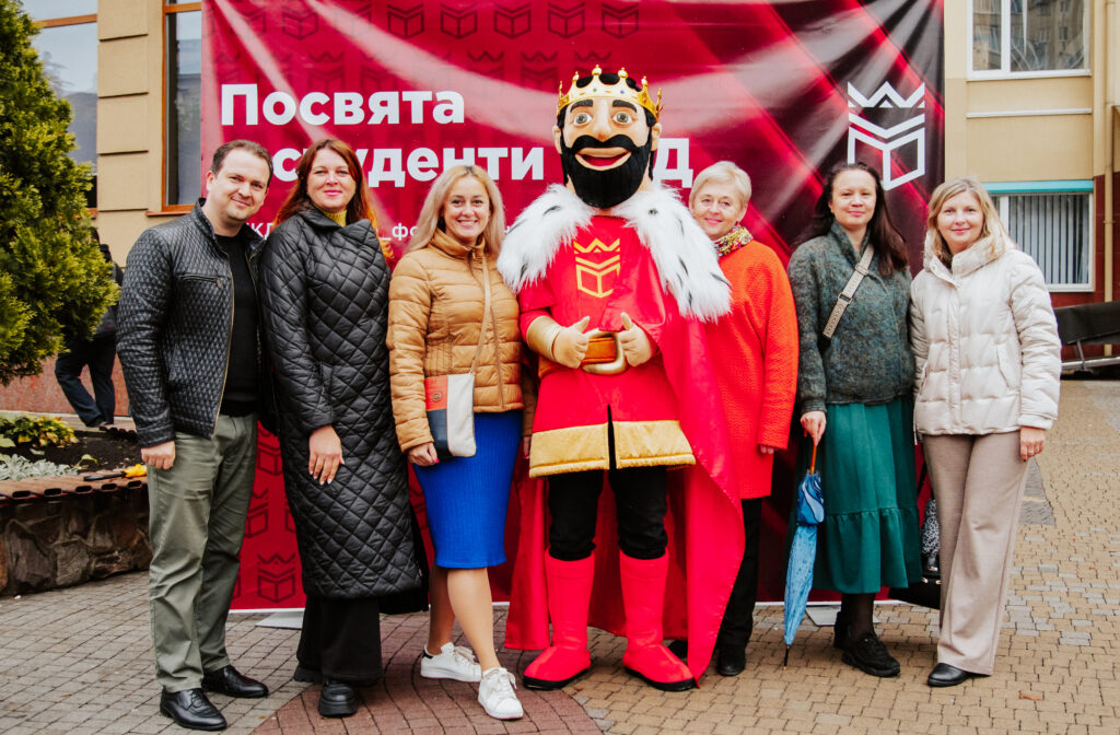 Люди біля банера на святі студентів