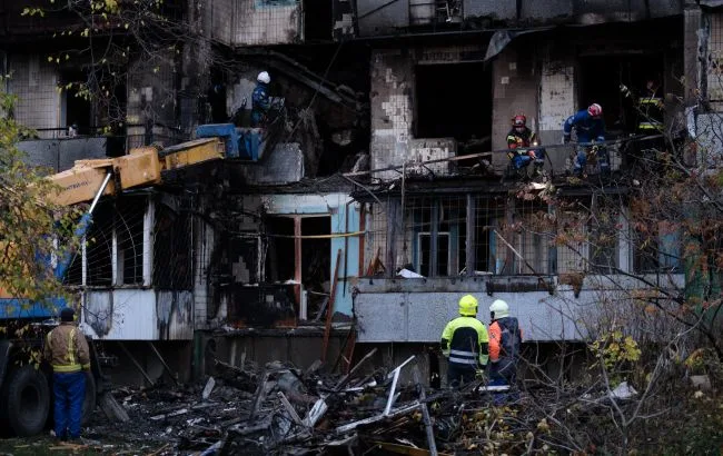 Рятувальники працюють біля зруйнованого житлового будинку