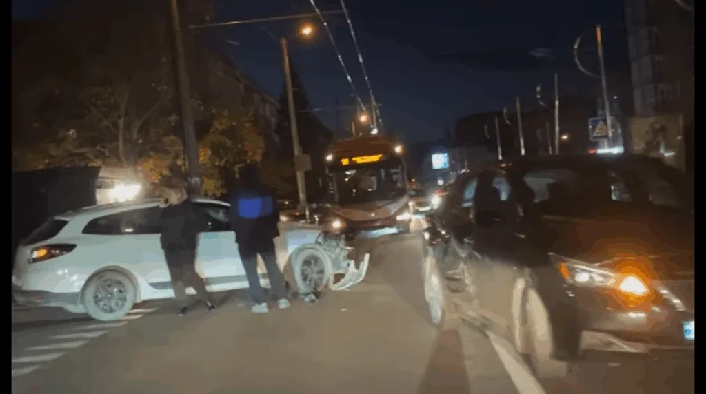 Нічна дорожня аварія з тролейбусом і двома автомобілями