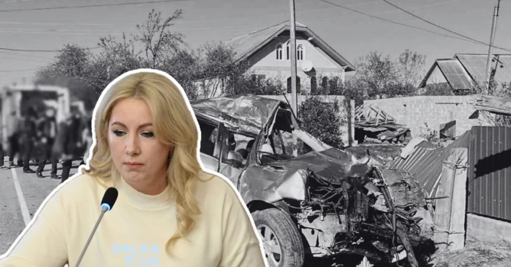 Жінка біля мікрофона та розбите авто після аварії